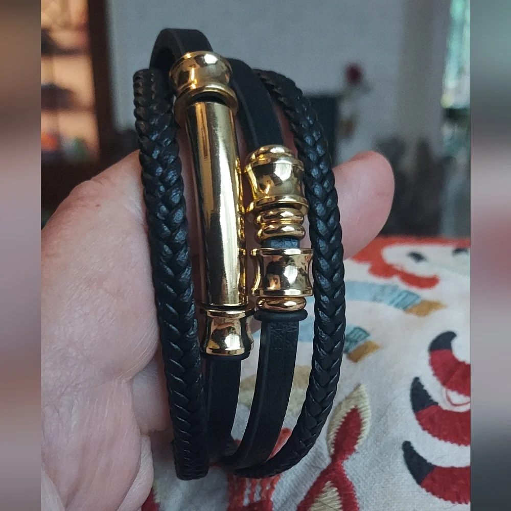 🦋NWT Unisex Leather Bracelet 18k GF lock. L.